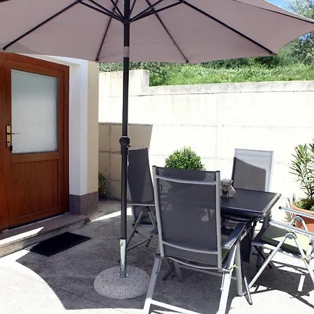 Classy With Garden View Laura Appartement