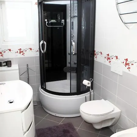 Classy With Garden View Laura 아파트 *